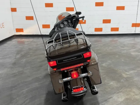 More photos of 2012 HARLEY DAVIDSON ELECTRA GLIDE FLHTK at Moto Boutique, OH