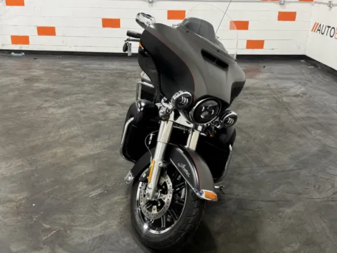Another view of 2018 HARLEY DAVIDSON ULTRA LIMITED FLHTK for sale in Columbus, OH at Moto Boutique
