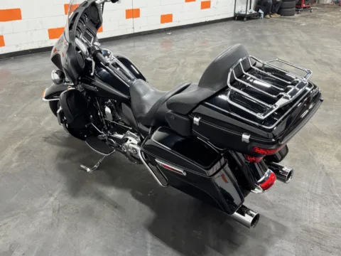 More photos of 2014 HARLEY DAVIDSON ELECTRA GLIDE FLHTCU at Moto Boutique, OH