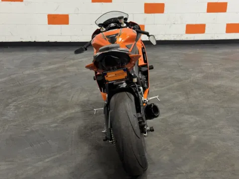 More photos of 2009 YAMAHA YZF- R6 at Moto Boutique, OH