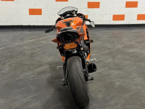 More photos of 2009 YAMAHA YZF- R6 at Moto Boutique, OH