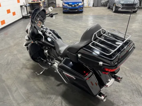 More photos of 2017 HARLEY DAVIDSON ULTRA CLASSIC FLHTCU at Moto Boutique, OH