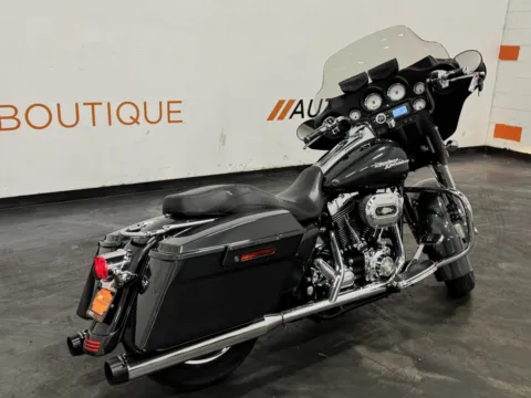 More photos of 2008 HARLEY DAVIDSON STREET GLIDE FLHX at Moto Boutique, OH
