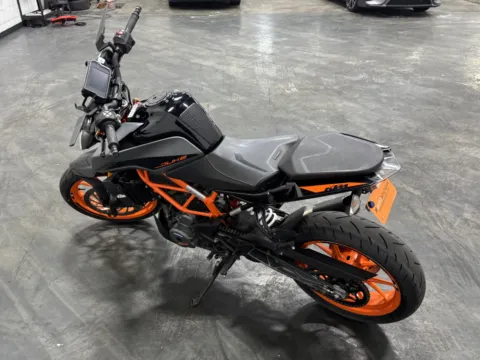 More photos of 2021 KTM 390 DUKE 390 at Moto Boutique, OH