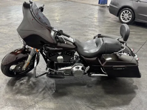 More photos of 2011 HARLEY DAVIDSON STREET GLIDE FLHX at Moto Boutique, OH