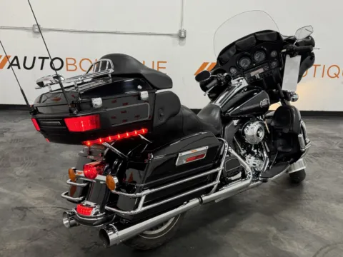 Another view of 2012 HARLEY DAVIDSON ULTRA CLASSIC FLHTCU for sale in Columbus, OH at Moto Boutique