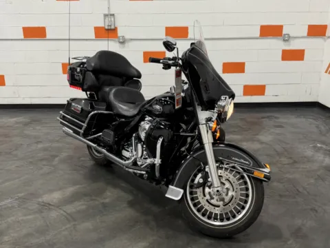 Photos of 2012 HARLEY DAVIDSON ULTRA CLASSIC FLHTCU for sale in Columbus, OH at Moto Boutique