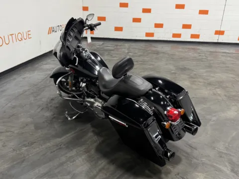 More photos of 2021 HARLEY DAVIDSON ELECTRA GLIDE STANDARD FLHT at Moto Boutique, OH