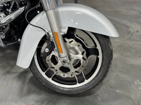 More photos of 2010 HARLEY DAVIDSON STREET GLIDE FLHX at Moto Boutique, OH