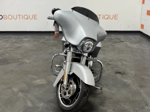 More photos of 2010 HARLEY DAVIDSON STREET GLIDE FLHX at Moto Boutique, OH