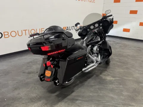 Photos of 2010 HARLEY DAVIDSON ULTRA CLASSIC FLHTCU for sale in Columbus, OH at Moto Boutique