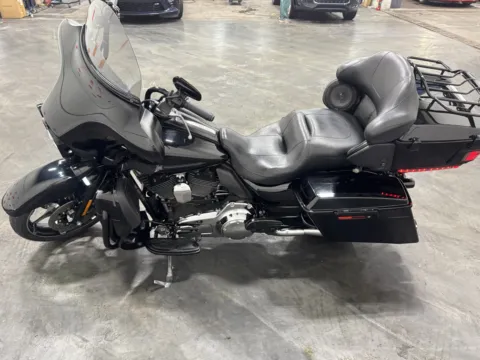 More photos of 2010 HARLEY DAVIDSON ULTRA CLASSIC FLHTCU at Moto Boutique, OH