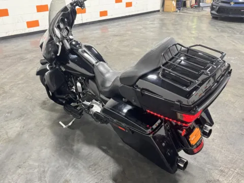 More photos of 2010 HARLEY DAVIDSON ULTRA CLASSIC FLHTCU at Moto Boutique, OH