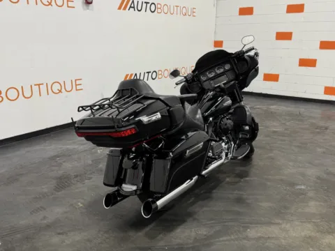Another view of 2014 HARLEY DAVIDSON ULTRA CLASSIC FLHTCU for sale in Columbus, OH at Moto Boutique