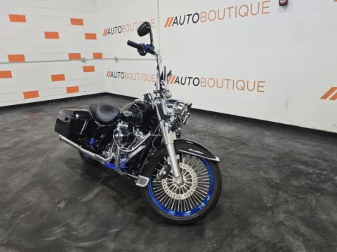 More photos of 2017 HARLEY DAVIDSON ROAD KING FLHR at Moto Boutique, OH