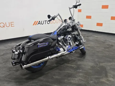 Photos of 2017 HARLEY DAVIDSON ROAD KING FLHR for sale in Columbus, OH at Moto Boutique