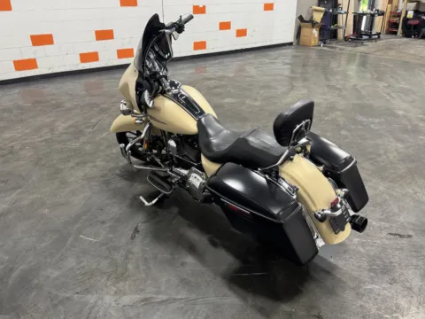 More photos of 2014 HARLEY DAVIDSON STREET GLIDE FLHX at Moto Boutique, OH