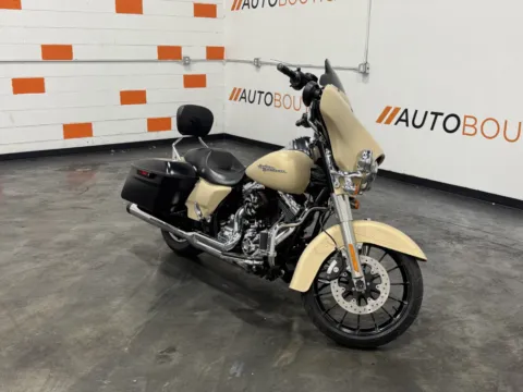 Photos of 2014 HARLEY DAVIDSON STREET GLIDE FLHX for sale in Columbus, OH at Moto Boutique