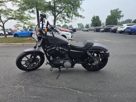 More photos of 2017 HARLEY DAVIDSON 883 IRON XL883N at Moto Boutique, OH