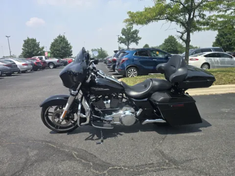 More photos of 2017 HARLEY DAVIDSON STREET GLIDE SPECIAL FLHXS at Moto Boutique, OH