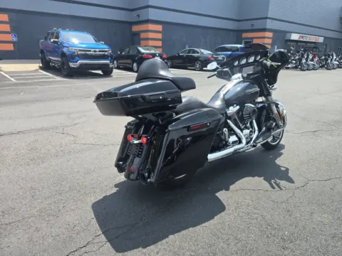 Another view of 2017 HARLEY DAVIDSON STREET GLIDE SPECIAL FLHXS for sale in Columbus, OH at Moto Boutique