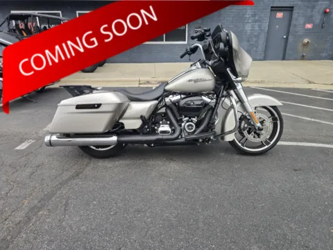 Beige 2018 HARLEY DAVIDSON STREET GLIDE FLHX for sale in Columbus, OH