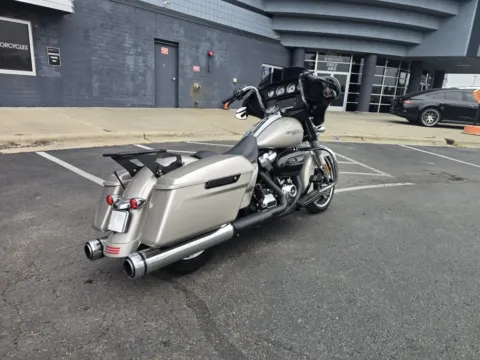 Photos of 2018 HARLEY DAVIDSON STREET GLIDE FLHX for sale in Columbus, OH at Moto Boutique