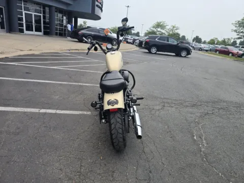 More photos of 2014 HARLEY DAVIDSON 883 IRON XL883N at Moto Boutique, OH