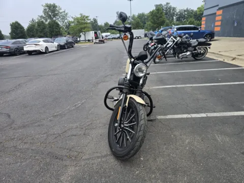Another view of 2014 HARLEY DAVIDSON 883 IRON XL883N for sale in Columbus, OH at Moto Boutique