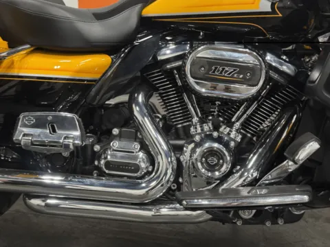 More photos of 2015 HARLEY DAVIDSON ROAD KING FLHR at Moto Boutique, OH