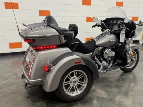 Another view of 2016 HARLEY DAVIDSON TRI GLIDE FLHTCUTG for sale in Columbus, OH at Moto Boutique