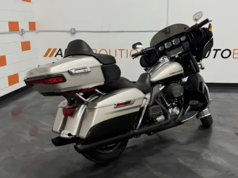 Another view of 2018 HARLEY DAVIDSON ULTRA LIMITED FLHTK for sale in Columbus, OH at Moto Boutique