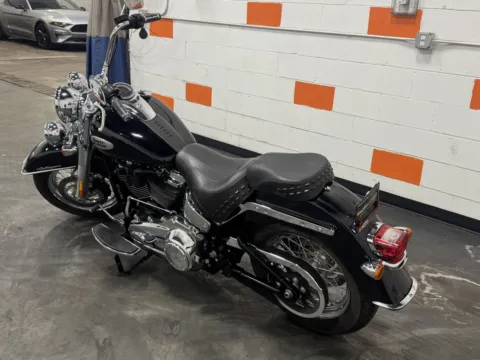 More photos of 2023 HARLEY DAVIDSON HERITAGE CLASSIC FLHCS at Moto Boutique, OH