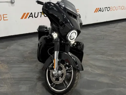 More photos of 2017 HARLEY DAVIDSON STREET GLIDE CVO FLHXSE at Moto Boutique, OH