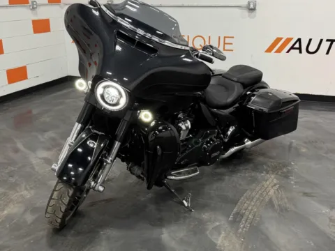 More photos of 2017 HARLEY DAVIDSON STREET GLIDE CVO FLHXSE at Moto Boutique, OH
