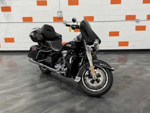 Photos of 2014 HARLEY DAVIDSON ULTRA CLASSIC FLHTCU for sale in Columbus, OH at Moto Boutique