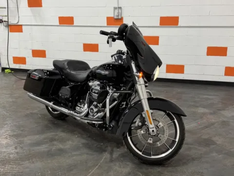 Another view of 2022 HARLEY DAVIDSON STREET GLIDE FLHX for sale in Columbus, OH at Moto Boutique