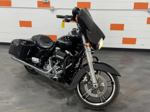 Photos of 2016 HARLEY DAVIDSON STREET GLIDE FLHX for sale in Columbus, OH at Moto Boutique