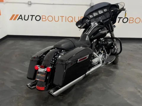More photos of 2016 HARLEY DAVIDSON STREET GLIDE FLHX at Moto Boutique, OH