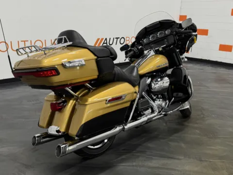 Another view of 2017 HARLEY DAVIDSON ULTRA LIMITED FLHTK for sale in Columbus, OH at Moto Boutique