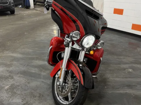 More photos of 2016 Harley-Davidson Electra Glide CVO Limited at Moto Boutique, OH