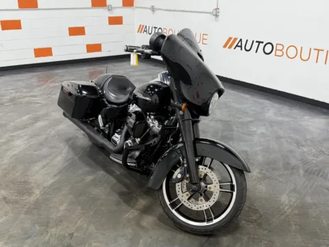 Another view of 2017 HARLEY DAVIDSON STREET GLIDE FLHX for sale in Columbus, OH at Moto Boutique