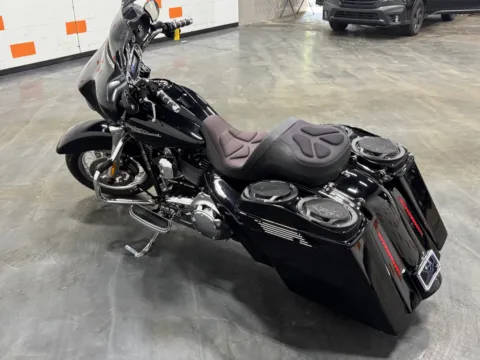 More photos of 2009 HARLEY DAVIDSON STREET GLIDE FLHX at Moto Boutique, OH