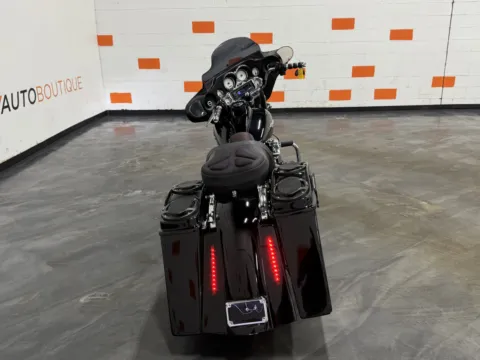 More photos of 2009 HARLEY DAVIDSON STREET GLIDE FLHX at Moto Boutique, OH