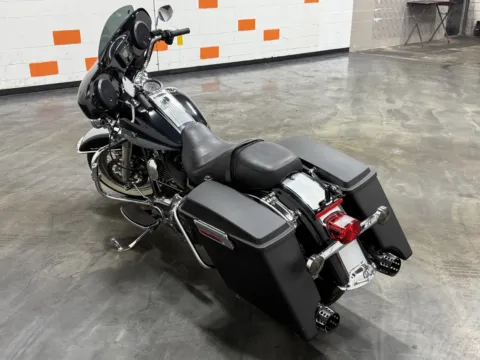 More photos of 2012 HARLEY DAVIDSON ROAD KING CLASSIC FLHRC at Moto Boutique, OH