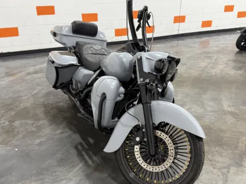 More photos of 2012 HARLEY DAVIDSON ROAD KING CLASSIC FLHRC at Moto Boutique, OH