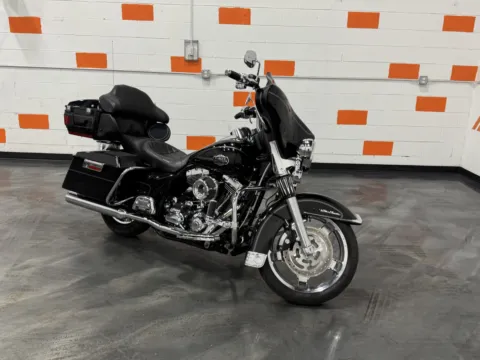 Photos of 2008 HARLEY DAVIDSON ULTRA CLASSIC FLHTCU for sale in Columbus, OH at Moto Boutique