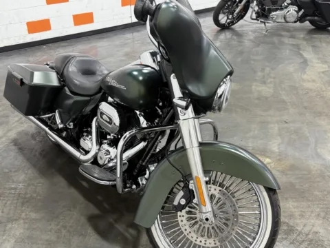 More photos of 2013 HARLEY DAVIDSON STREET GLIDE FLHX at Moto Boutique, OH