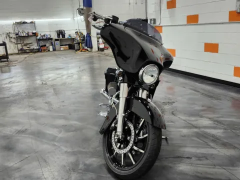 More photos of 2011 HARLEY DAVIDSON STREET GLIDE FLHX at Moto Boutique, OH