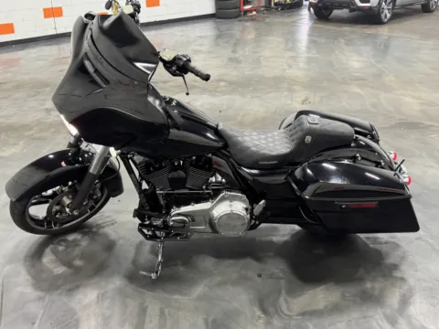 More photos of 2016 HARLEY DAVIDSON STREET GLIDE FLHX at Moto Boutique, OH